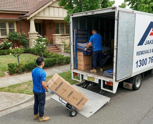removalists-richmond-jobs-handle-boxes