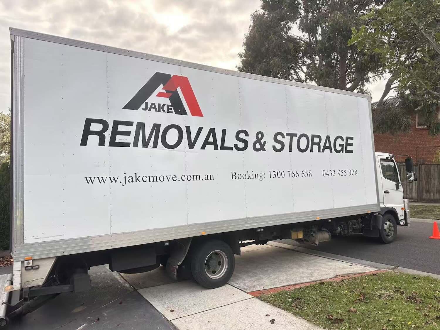 jake_removals_truck_on_customers_driveway